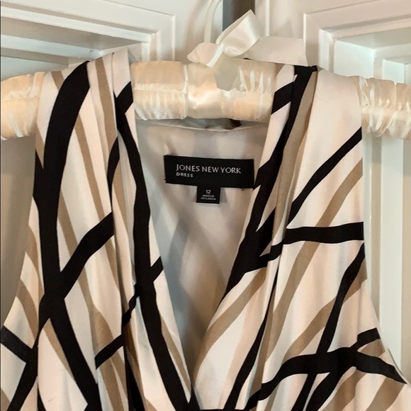 🎄❄️⛄️ Party-ready fit and flare dress - Picture 2 of 5